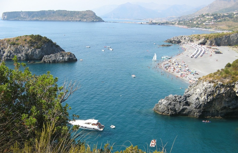 Italy migrant boat shipwreck: Nearly 60 killed off Calabria coast