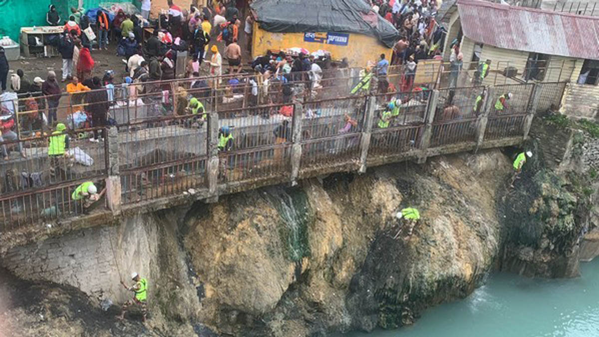 Char Dham Yatris stopped in Srinagar due to heavy snowfall in Kedarnath and Badrinath