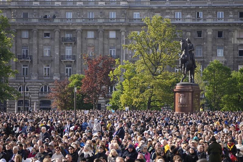 Tens of thousands gather for pope’s mass in Hungary