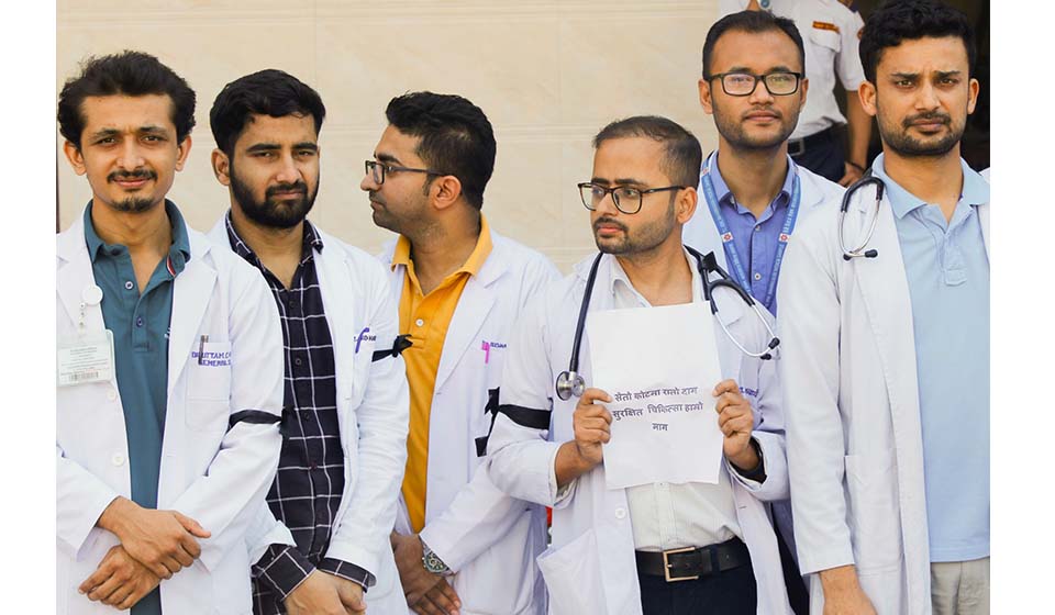 Doctors hold protest at Teaching Hospital