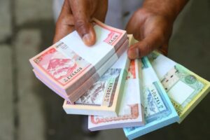 Distribution of new currency notes begins