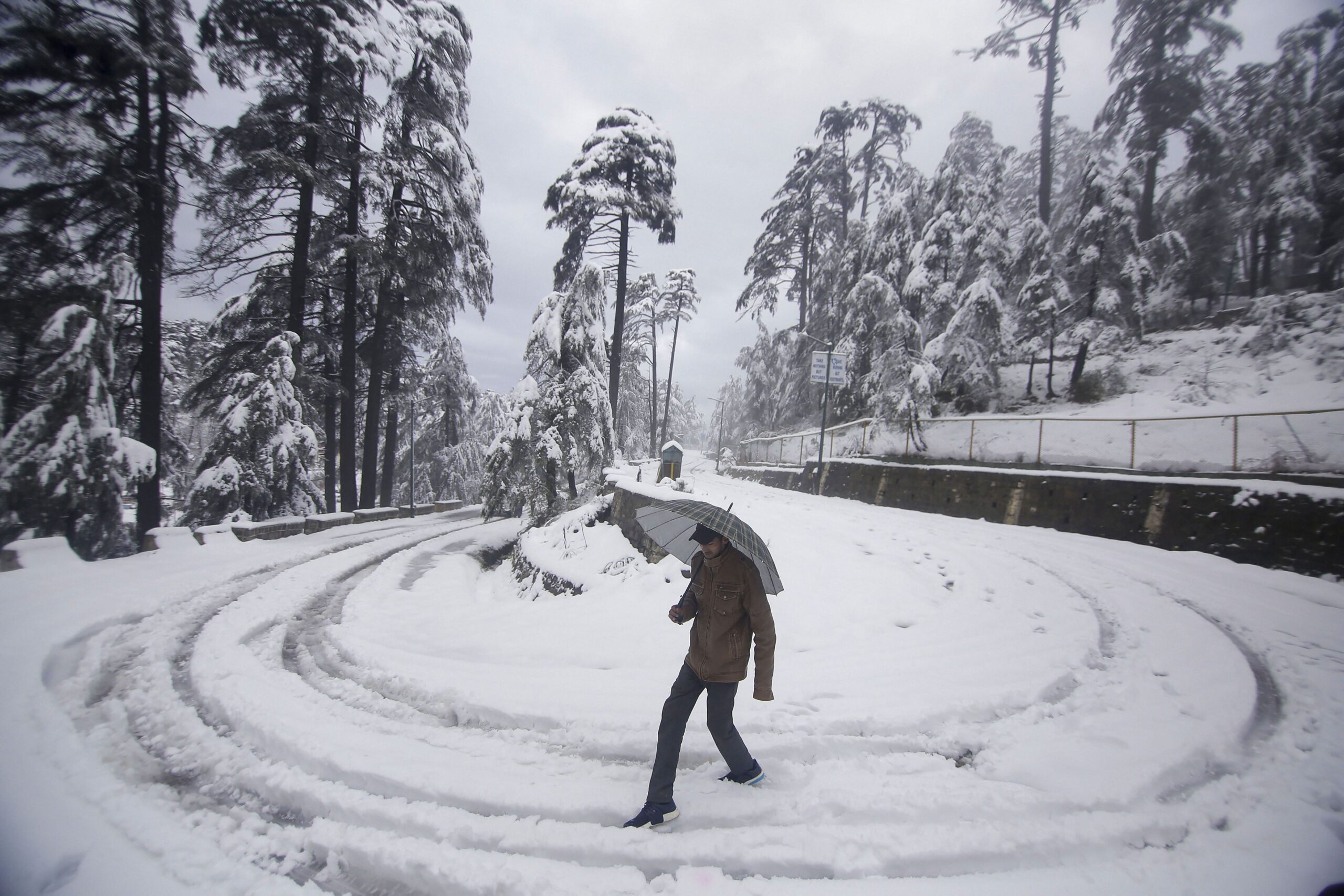 Snowfall occurs in Dasharath Chand, Jaya Prithvi highways