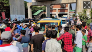 Battery-run rickshaw drivers block roads, railway lines at various points in Dhaka