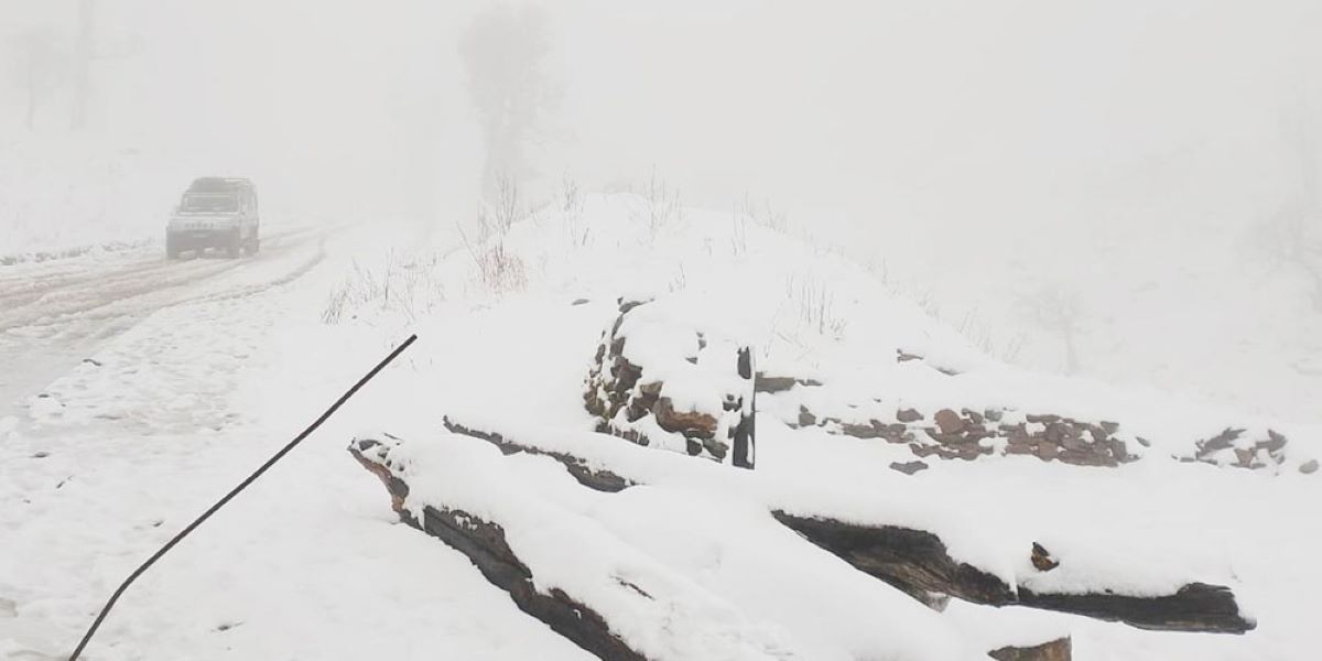 Passengers stranded on Mid Hill Highway rescued after snowfall