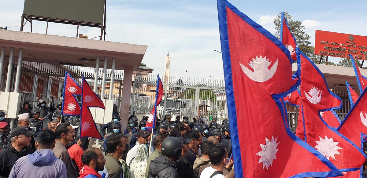 Pro-monarchy group protesting at Sifal today