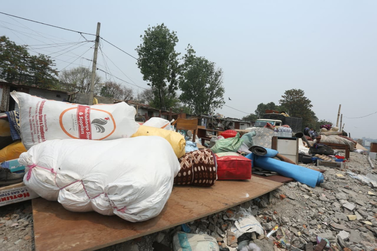 Thapathali squatters leaving settlements after police announcement (Photos)