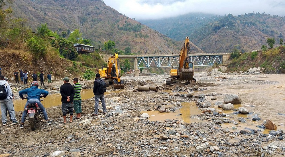 Floods disrupt traffic on BP highway after diversions washed away