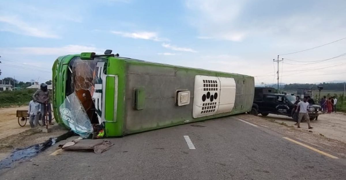 17 including driver injured in bus accident